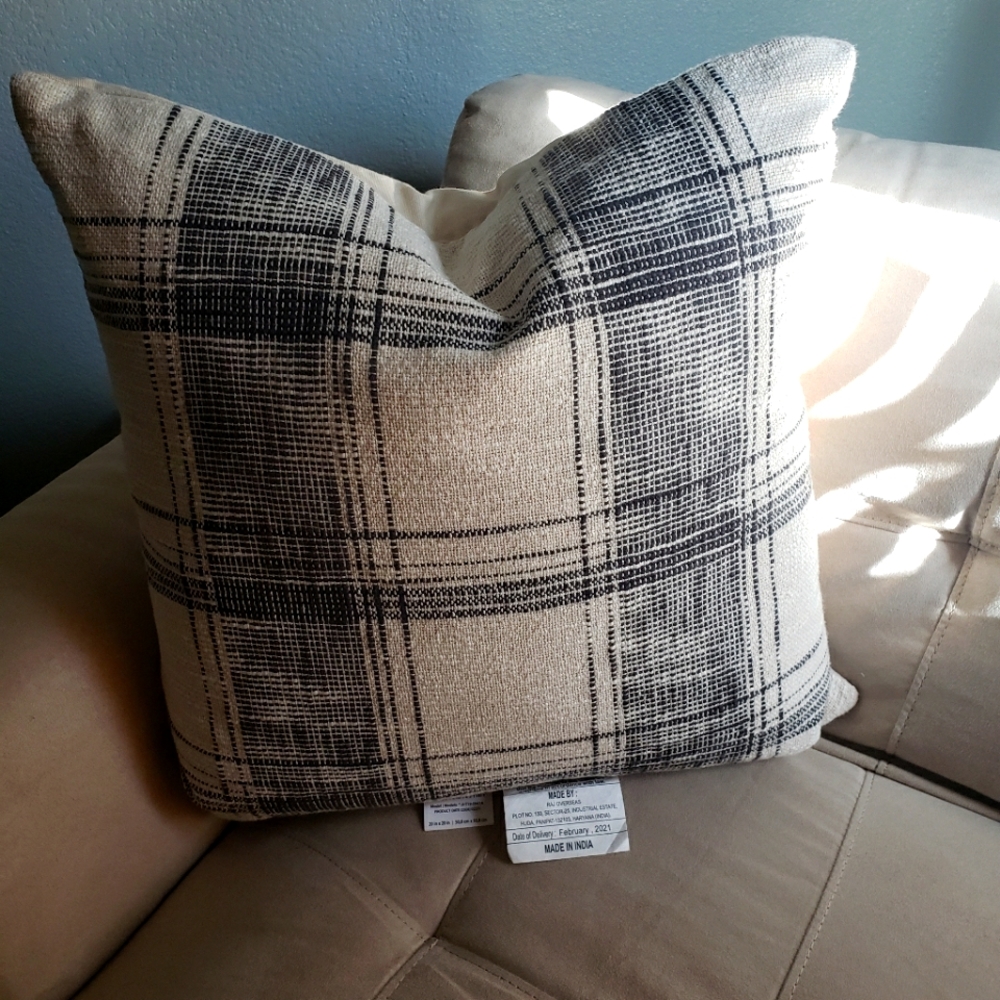 One set two accent  pillows with zipper